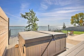 Chic & Cozy Cabin With Private Hot Tub & Beach!
