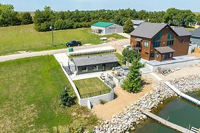 Chic & Cozy Cabin With Private Hot Tub & Beach!
