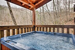 Gatlinburg Mountainside Escape w/ Deck & Hot Tub!