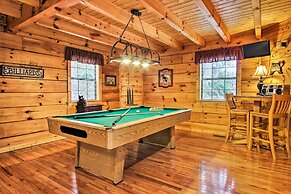 Gatlinburg Mountainside Escape w/ Deck & Hot Tub!