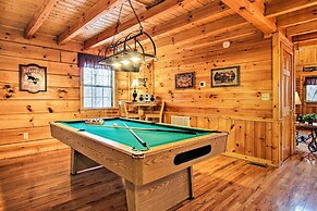 Gatlinburg Mountainside Escape w/ Deck & Hot Tub!