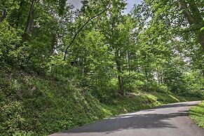 Gatlinburg Mountainside Escape w/ Deck & Hot Tub!