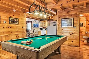Gatlinburg Mountainside Escape w/ Deck & Hot Tub!