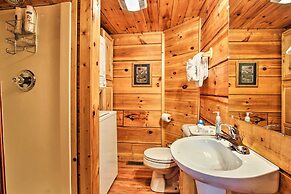 Gatlinburg Mountainside Escape w/ Deck & Hot Tub!