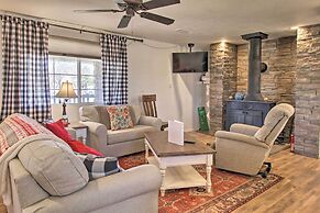 Cozy Taylor Home w/ Fireplace - Hiking Nearby
