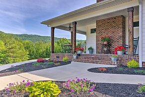 Near Parks, Trails & Lakes: Quaint Landrum Escape!