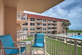 Sunny Cocoa Beach Condo: Balcony & Community Pool