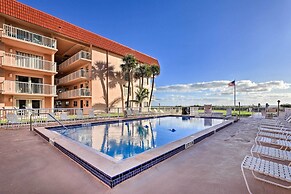 Sunny Cocoa Beach Condo w/ Balcony & Pool Access