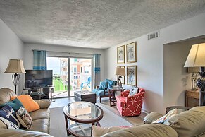 Sunny Cocoa Beach Condo w/ Balcony & Pool Access