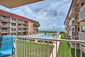 Sunny Cocoa Beach Condo w/ Balcony & Pool Access