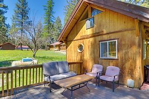 Hilltop Cabin Retreat by Lake Koocanusa!