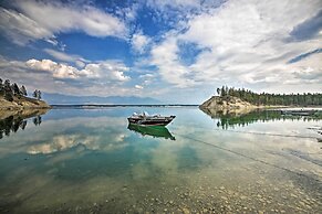 Hilltop Cabin Retreat by Lake Koocanusa!