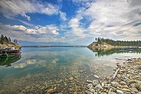 Hilltop Cabin Retreat by Lake Koocanusa!