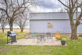 Vivid 'cedar Ridge' Cabin ~ 23 Miles to Wichita!