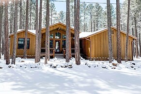 Fire Pit: Family-friendly Lakeside Retreat