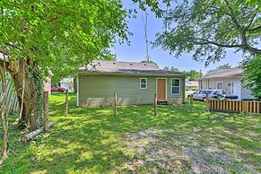 Quaint Downtown Murfreesboro Cottage w/ Lush Yard