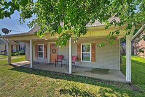 Quaint Downtown Murfreesboro Cottage w/ Lush Yard
