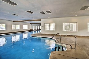 Pool + Dock Access: Resort Condo in Branson
