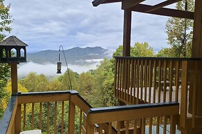 Smoky Mountain Cabin w/ Hot Tub & Views!