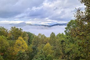 Smoky Mountain Cabin w/ Hot Tub & Views!