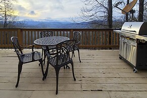 Smoky Mountain Cabin w/ Hot Tub & Views!