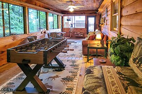 Smoky Mountain Cabin w/ Hot Tub & Views!
