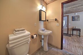 Pet-friendly Cottage w/ Fire Pit - 3 Mi to Siu!