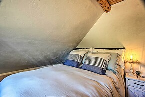 Snow Pine Retreat - Remote Crescent Log Cabin!