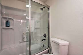 Deck, Games & Fire Pit: Modern Pine Cabin!