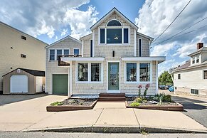 Sun-soaked Coastal Cottage w/ Deck + Walk to Beach