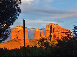 Pet-friendly Sedona Home w/ Yard & Hot Tub!