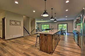 Modern Nisswa Escape w/ Deck: Walk to Gull Lake!