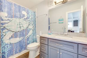 Modern Oak Island Escape: 1 Mile to Long Beach!