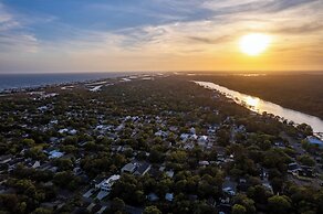 Modern Oak Island Escape: 1 Mile to Long Beach!