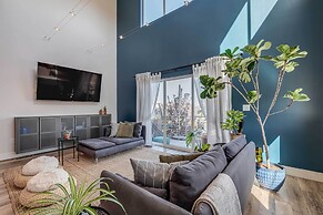 Reno Townhome w/ Mountain-view Rooftop Deck!