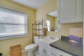 Oak Ridge Retreat w/ Porch < 1 Mi to Downtown