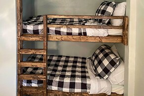 Updated Ruidoso Mountain Escape w/ Deck & Balcony!