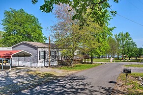 Cozy Hardin Retreat w/ Lake Kentucky View!