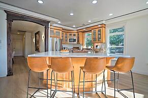 Luxe Getaway w/ Riverfront Views in Grants Pass!