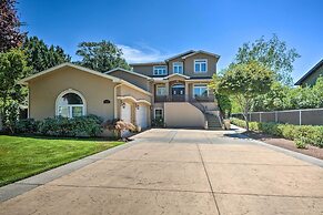 Luxe Getaway w/ Riverfront Views in Grants Pass!