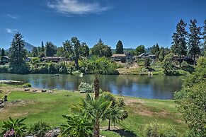 Luxe Getaway w/ Riverfront Views in Grants Pass!
