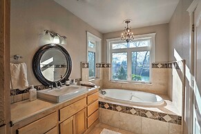Luxe Getaway w/ Riverfront Views in Grants Pass!