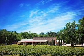 Blue Jay Cottage' - Pittsburg Studio on Winery!