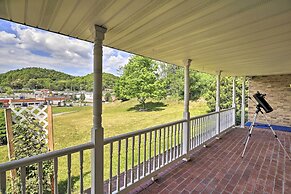 Bluefield Retreat w/ Pool Table: Near Parks!