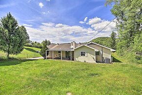 Bluefield Retreat w/ Pool Table: Near Parks!