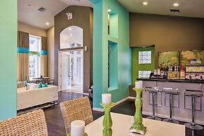 Modern Condo w/ Pool ~ 3 Mi to Downtown Phoenix!