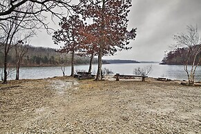 Stockton Lake Escape w/ Kitchen, Half Mile to Lake