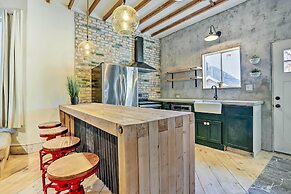 Stylish Newark Home w/ Deck < 14 Mi to Nyc!