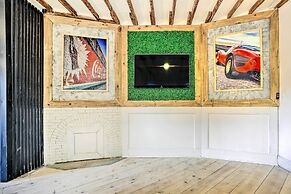 Stylish Newark Home w/ Deck < 14 Mi to Nyc!