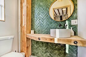 Stylish Newark Home w/ Deck < 14 Mi to Nyc!